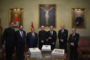 Los Reales Tercios de España donan libros al Arzobispado Castrense