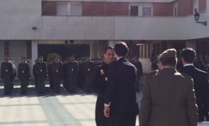 Imposición de condecoraciones y entrega de diplomas en la Academia Central de la Defensa