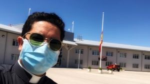 Juan C. Pinto, capellán castrense: "Ver a la gente separada en los bancos, los rostros con la mascarilla causa una sensación extraña"