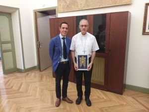 Monseñor Aznárez recibe en audiencia al Hermano Mayor de la Hermandad Castrense del Rocío de Sevilla
