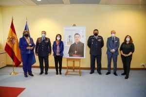 La ministra de Defensa recibe un cuadro de D. Juan del Río Martín, Arzobispo Castrense fallecido en enero