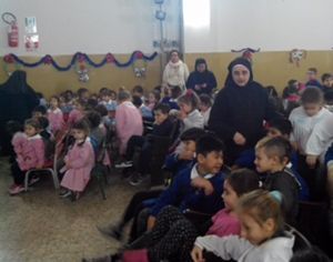 Los militares españoles destinados en Nápoles y sus familias entregan regalos en la Escuela de Santa Patricia