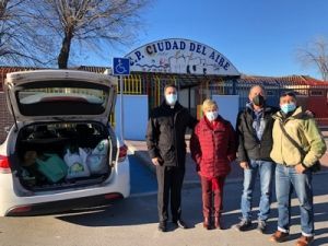 El Colegio Ciudad del Aire entrega los alimentos de su campaña de recogida a Cáritas Parroquial Castrense de Alcalá de Henares