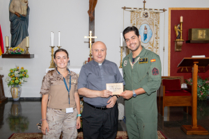 La base aérea de Getafe entrega un donativo a Cáritas Castrense