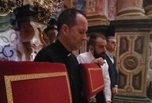 Los asistentes a los Ejercicios Espirituales del Arzobispado Castrense oran y meditan en la Exposición del Santísimo en la Capilla del Transparente del Paular