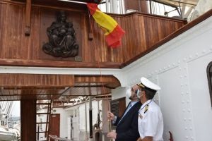 CEU Andalucía dona una imagen de la Virgen del Carmen al Buque Escuela Juan Sebastián Elcano