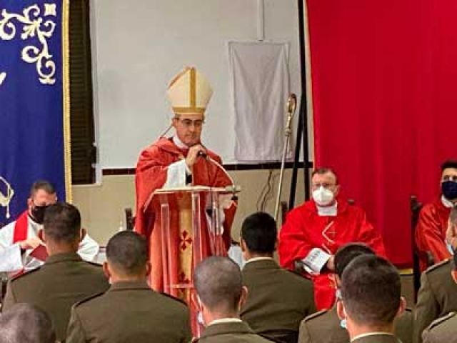 El Arzobispo Castrense administra el sacramento de la confirmación en Cáceres