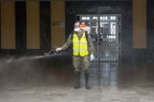 Desinfección del centro comercial de la Colonia Militar de la Dehesa del Príncipe