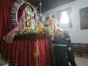 La Unidad Militar de Emergencias de Tenerife camina hacia el encuentro con su patrona, la Virgen del Rosario.