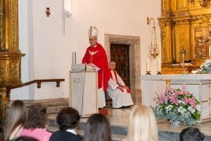El Arzobispo Castrense imparte el sacramento de la Confirmación en la Parroquia de San Felipe Neri de Valladolid