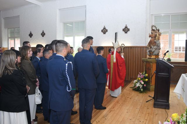 Más de una veintena de jóvenes reciben el sacramento de la Confirmación en la Academia Básica del Aire y del Espacio.