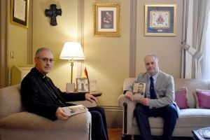 Monseñor Aznárez recibe a Emilio Domínguez Díaz, autor del libro “Padre Huidobro Héroe de Almas Legionarias”