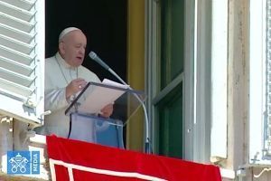 Ángelus: El Papa pide que “hagamos un esfuerzo para no chismorrear”
